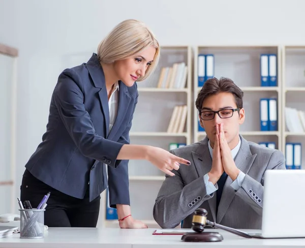 Advogado discutindo caso legal com o cliente — Fotografia de Stock