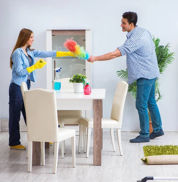 Famiglia giovane che pulisce la casa — Foto Stock