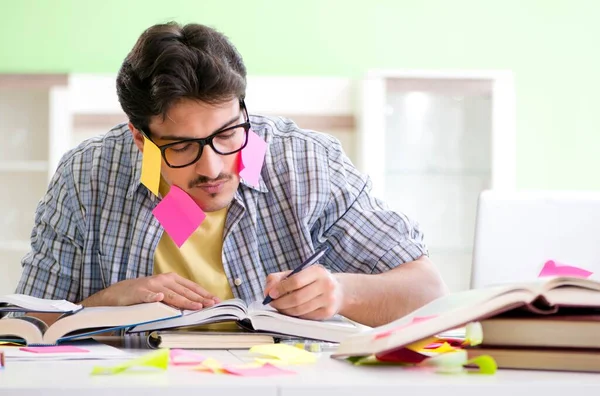 Estudiante preparándose para exámenes universitarios con muchos pri — Foto de Stock