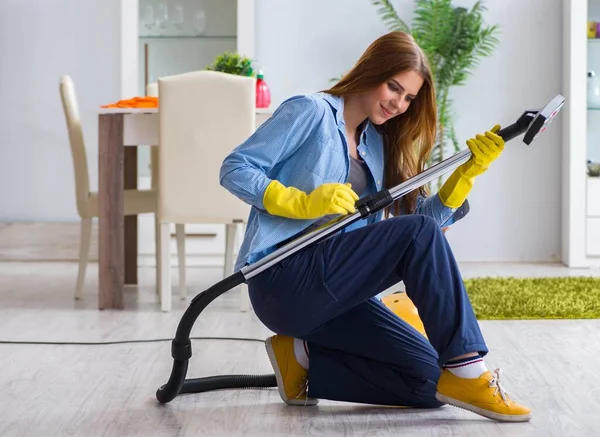 Mujer joven limpiando piso en casa haciendo tareas — Foto de Stock