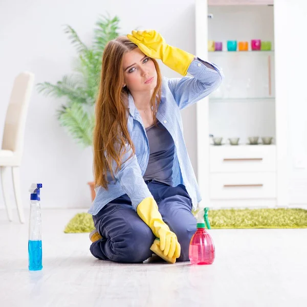 Giovane donna pulizia pavimento a casa facendo faccende domestiche — Foto Stock