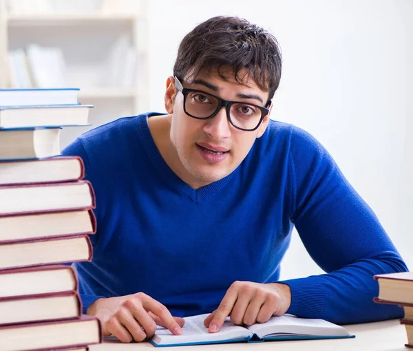 Estudiante masculino preparándose para exámenes en la biblioteca universitaria — Foto de Stock