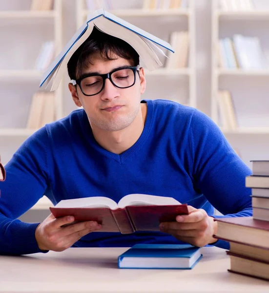 Estudante do sexo masculino se preparando para exames na biblioteca da faculdade — Fotografia de Stock
