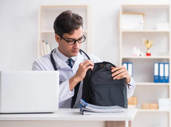 Arzt geht in der Mittagspause ins Fitnessstudio — Stockfoto