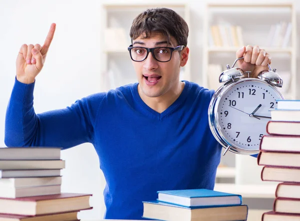 Männlicher Student bereitet sich in College-Bibliothek auf Prüfungen vor — Stockfoto