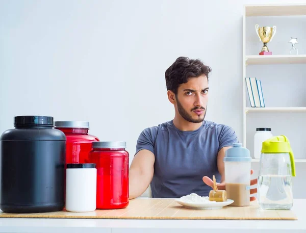 L'atleta assaggia nuovi integratori proteici per muscoli migliori — Foto Stock