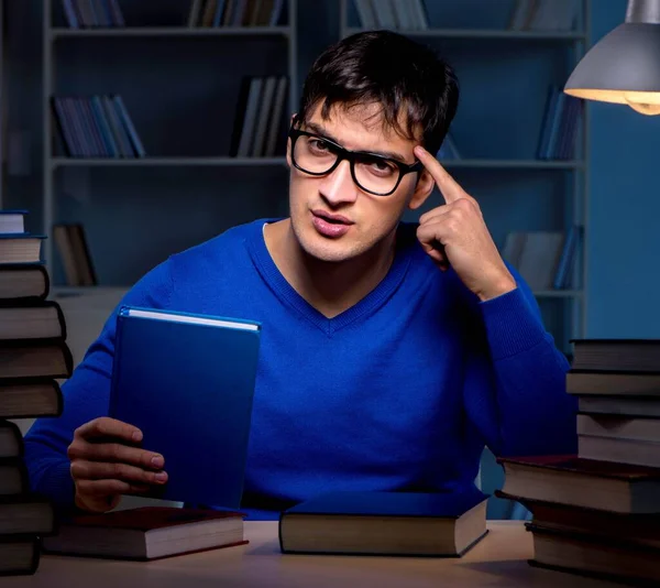 Student förbereder sig för tentamen sent på kvällen i biblioteket — Stockfoto