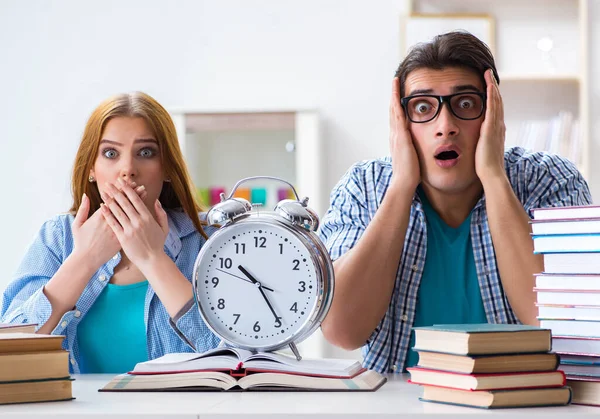 Dois estudantes a ficar sem tempo para se prepararem para os exames. — Fotografia de Stock