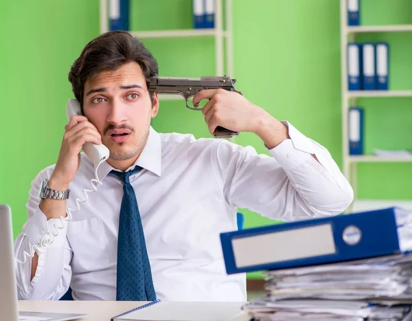 Verzweifelter Geschäftsmann denkt im Büro an Selbstmord — Stockfoto