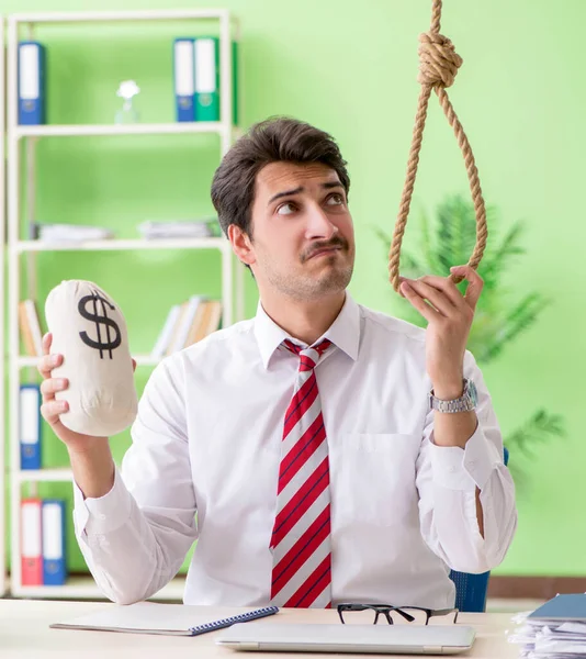 Empresario desesperado pensando en suicidarse en la oficina —  Fotos de Stock
