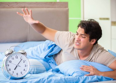 Uykusuzluk çeken bir adam.