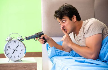 Uykusuzluk çeken bir adam.