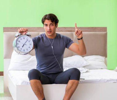 Genç yakışıklı adam otel odasında sabah egzersizi yapıyor.