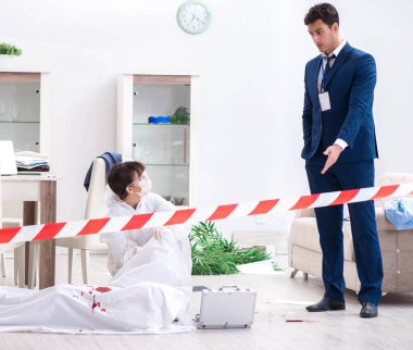 Adli tıp dedektifi suç mahallinde.