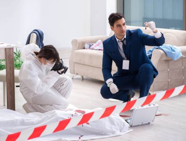 Adli tıp dedektifi suç mahallinde.