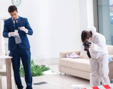 Adli tıp dedektifi suç mahallinde.