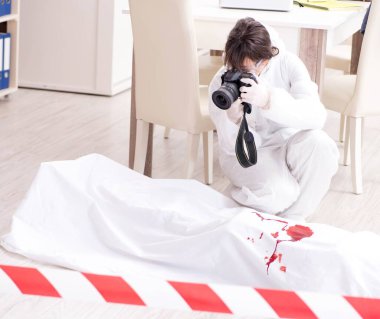 Adli tıp dedektifi suç mahallinde.