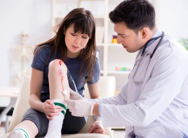 Spor sakatlığı geçiren hasta doktoru ziyaret ediyor.