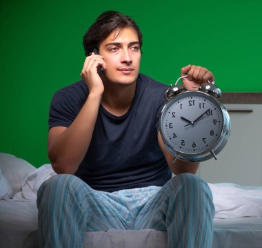 Genç yakışıklı adam evinde uykusuzluk çekiyor.