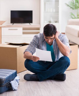 İşsiz bir adam haciz mektubu alıyor.