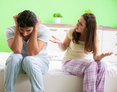 Çatışma sırasında kadın ve erkek yatak odasında.