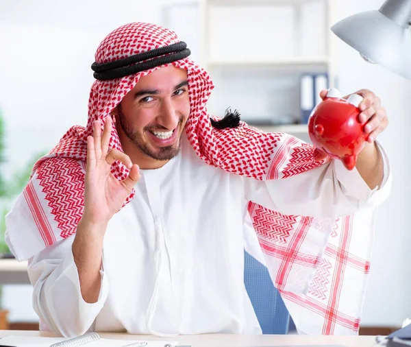 Arabisk affärsman som arbetar på kontoret — Stockfoto