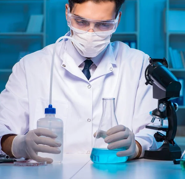 Assistente di chimica che lavora nel laboratorio chimico — Foto Stock