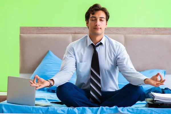 Businessman working in the hotel room — Stock Photo, Image