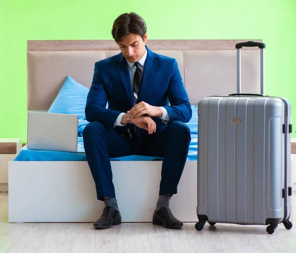 Geschäftsmann arbeitet im Hotelzimmer — Stockfoto