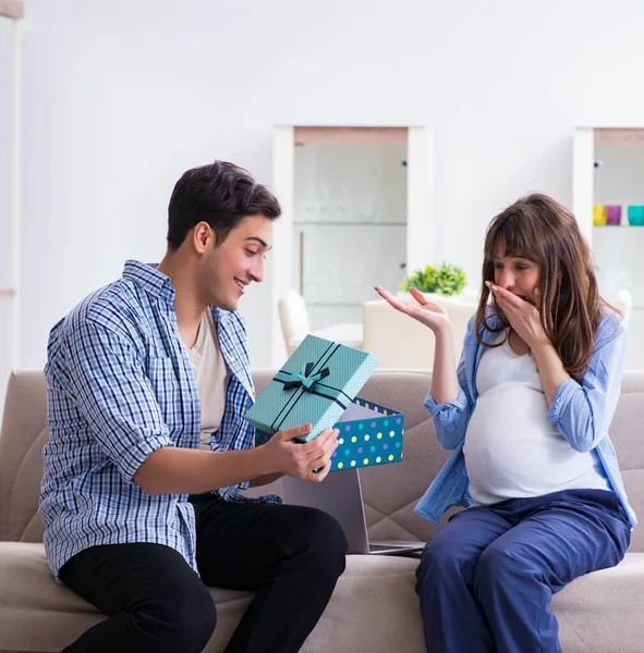 Familia feliz celebrando el embarazo en casa — Foto de Stock