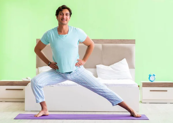 Joven en pijama haciendo ejercicios matutinos — Foto de Stock