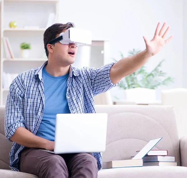 Wolny strzelec w okularach wirtualnej rzeczywistości w domu — Zdjęcie stockowe