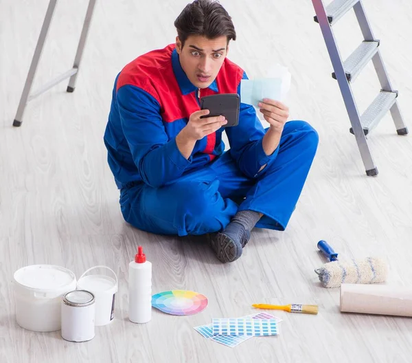 Joven pintor tratando de combinar colores para el trabajo de pintura — Foto de Stock