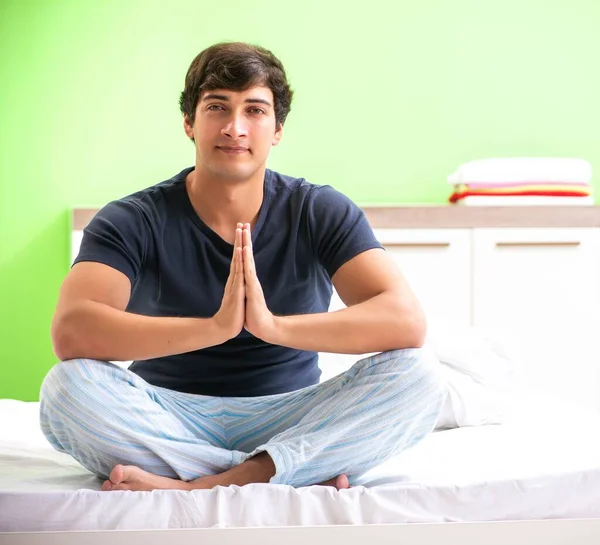 Jovem de pijama fazendo exercícios matinais — Fotografia de Stock