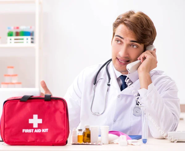 Junger Arzt mit Verbandskasten im Krankenhaus — Stockfoto