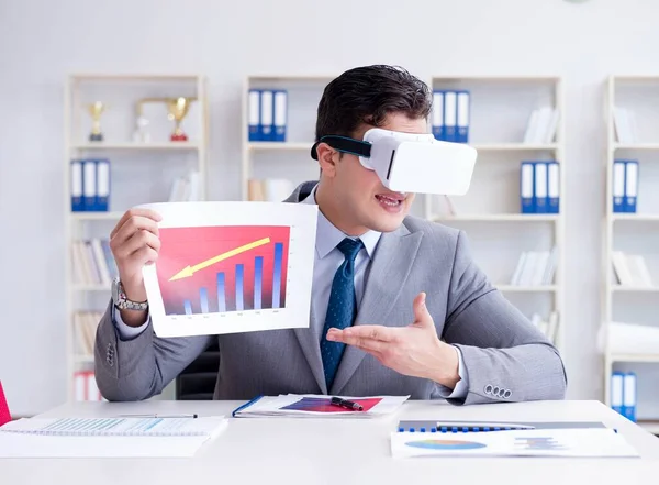 Uomo d'affari con occhiali di realtà virtuale in ufficio — Foto Stock