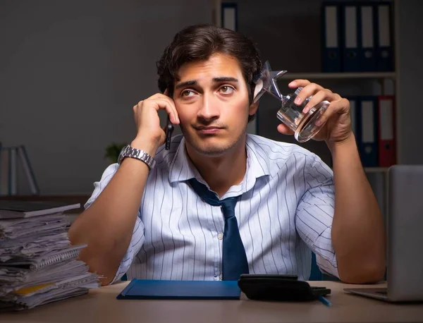 Joven gerente financiero trabajando hasta tarde en la noche en la oficina —  Fotos de Stock