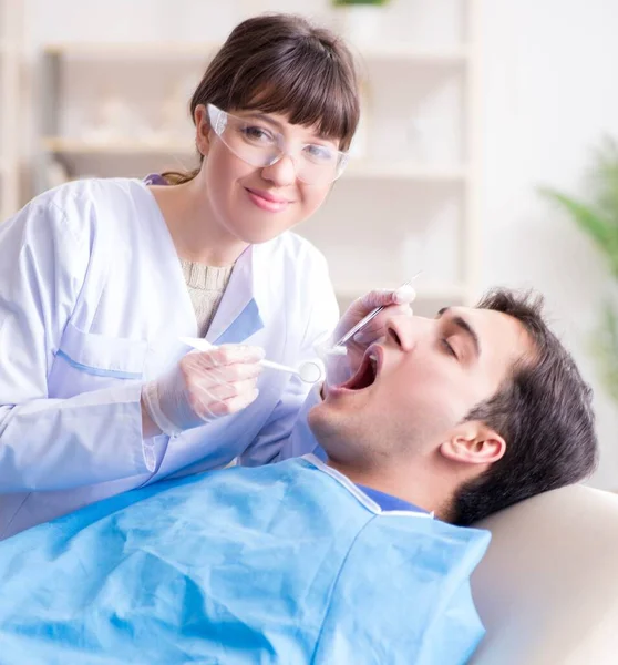 Dentiste visiteur patient pour un contrôle et un remplissage réguliers — Photo