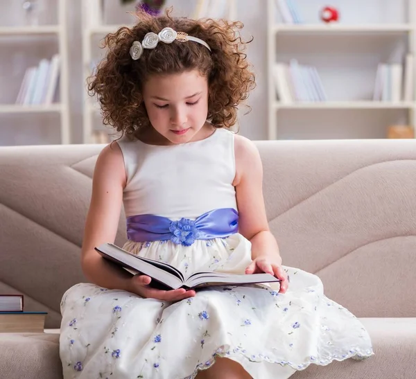 Pequeña chica bonita leyendo libros en casa —  Fotos de Stock