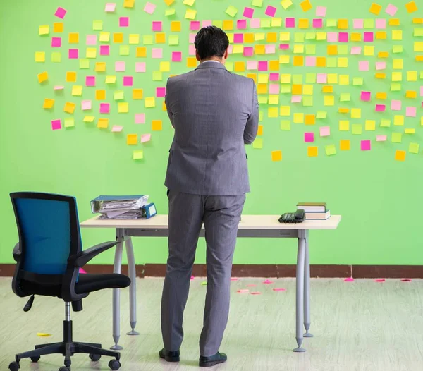 Geschäftsmann mit vielen widersprüchlichen Prioritäten — Stockfoto