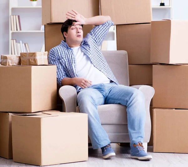 Young man moving in to new house with boxes — Stock Photo, Image