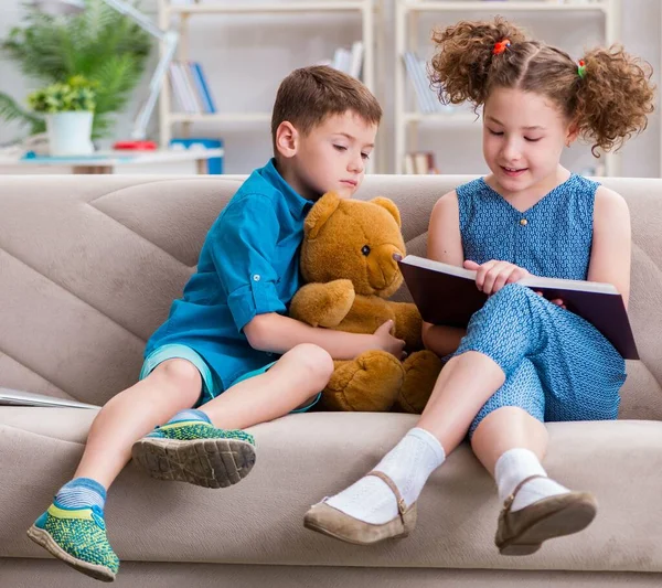 Duas crianças lendo livros em casa — Fotografia de Stock