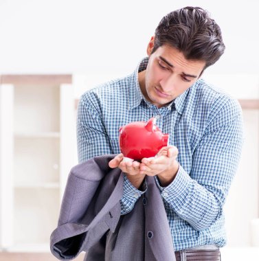 Genç çift yeni mobilyalar için para biriktiriyor.