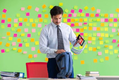 Ofiste bir sürü çelişkili prio ile dirençli bir adam var.