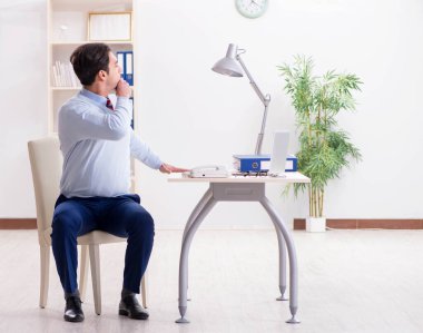 Çalışanlar ofiste esneme egzersizleri yapıyor.