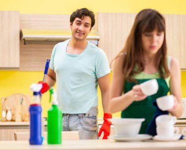 Mutfakta çalışan genç çift.