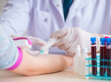 Analiz için alınan kan testi örnekleme işlemi sırasında hasta