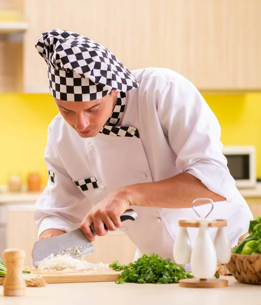 Jeune cuisinier professionnel préparant la salade à la cuisine — Photo