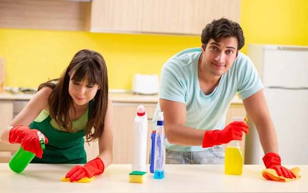 Jovem casal trabalhando na cozinha — Fotografia de Stock