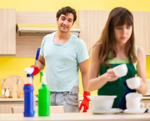 Молодая пара работает на кухне — стоковое фото